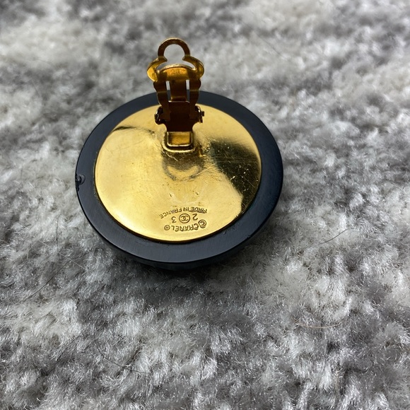 Chanel vintage Fall 1984 resin/metal clip on earring - Picture 6 of 12